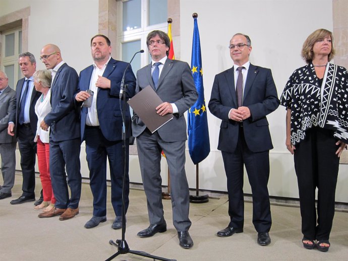 El pte.C.Puigdemont y sus consellers del Govern tras convocar el referéndum 1-O