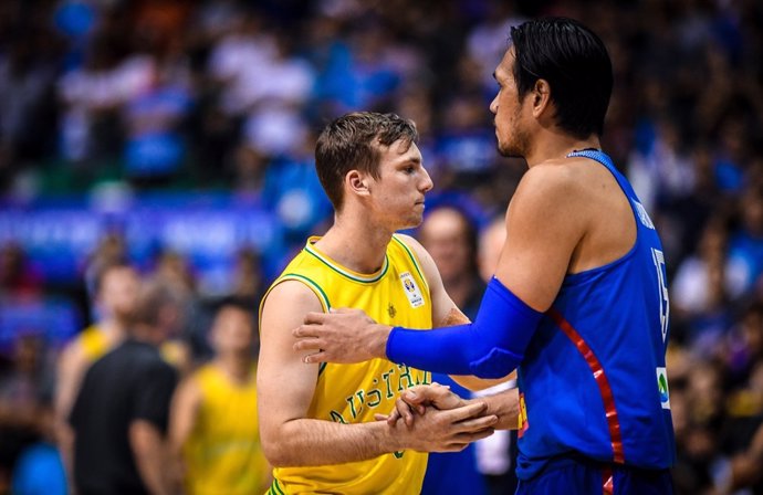 McCarron y Fajardo se saludan tras un lance del Filipinas-Australia