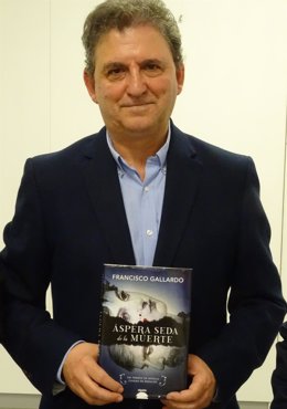 Francisco Gallardo con su nueva novela 'Ásperas de seda'                      