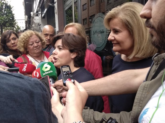 Soraya Sáenz de Santamaría atiende a los medios en Oviedo.