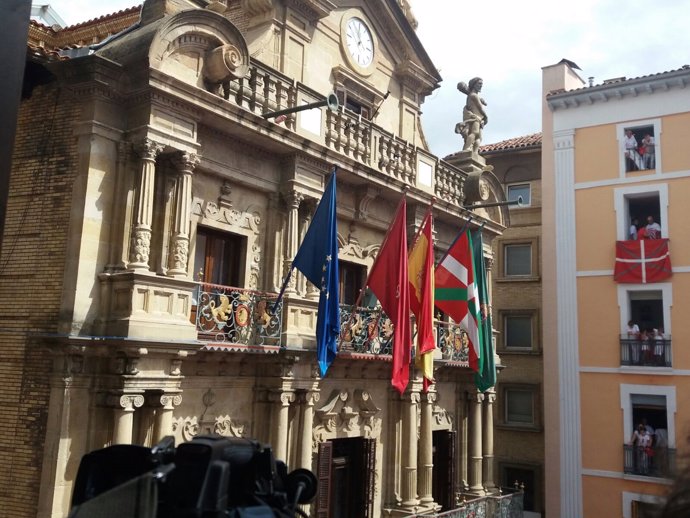 La ikurriña ondea en el Ayuntamiento de Pamplona en el día del chupinazo