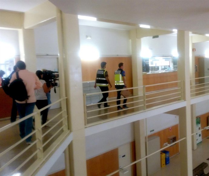 Agente policiales en el Ayuntamiento de Logroño