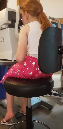 Una niña recibe un chequeo oftalmológico en un hospital de Palma