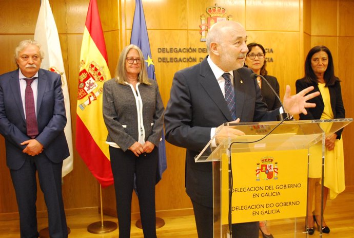El delegado del Gobierno en Galicia con los nuevos subdelegados.