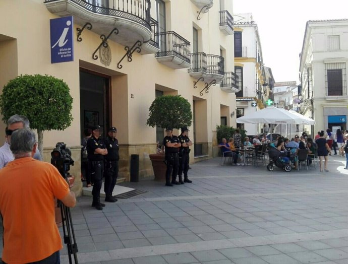 Registro policial en el Ayuntamiento de Vélez-Málaga