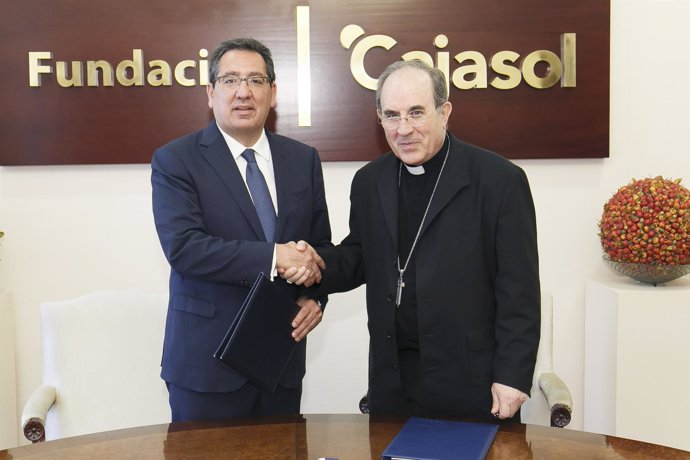 Sello del acuerdo entre Antonio Pulido y Juan José Asenjo.