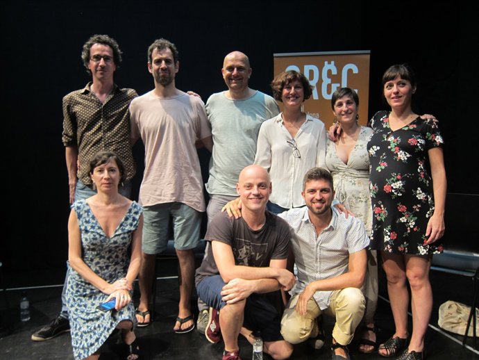  El Director Roger Julià (Centre) Al costat de la Resta D'Autors I Intèrprets