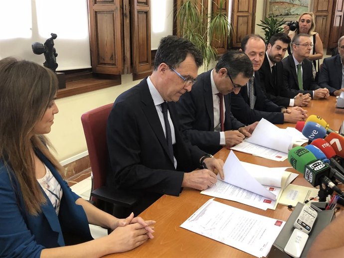 Ballesta y Luján firman convenio San Esteban