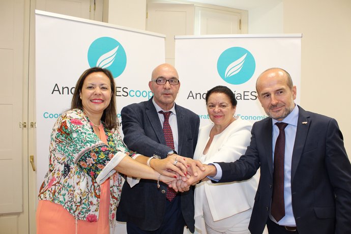 Sello del acuerdo para la creación de la confederación AndalucíaEscoop