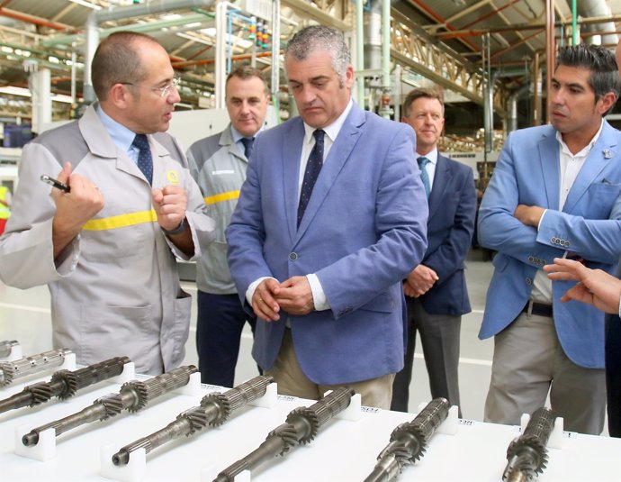 Javier Carnero visita la Factoría de Renault en Sevilla.