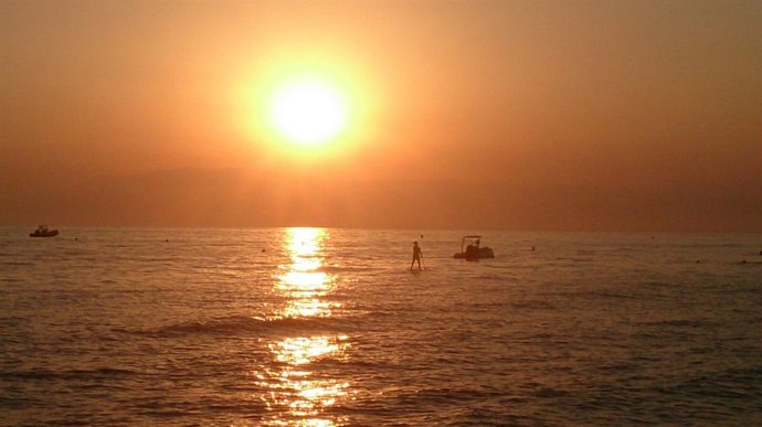 Puesta de sol en la playa de Cabo de Gata (Almería)