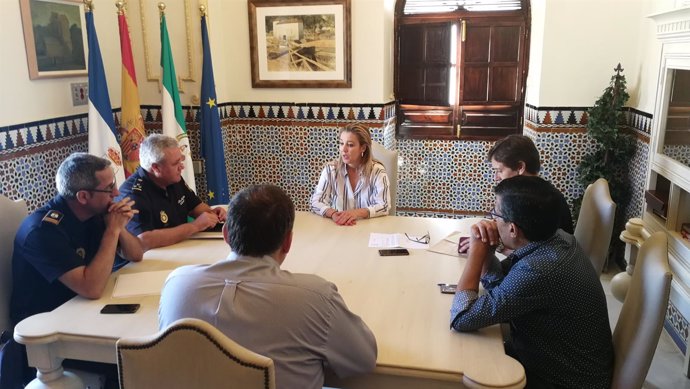 Reunión de la alcaldesa, Ana Isabel Jiménez, con los distintos servicios.