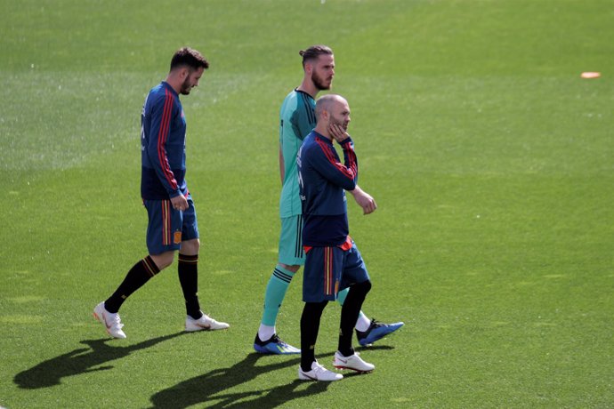 Saúl, Iniesta y De Gea en el último entrenamiento de la selección