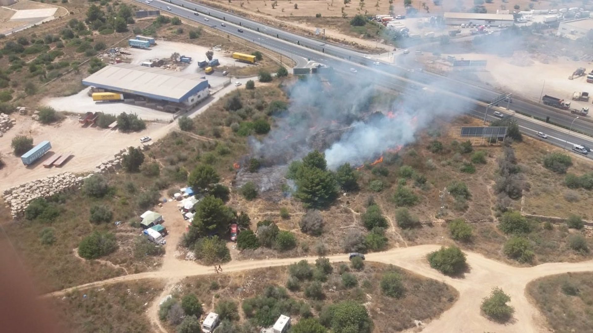 Efectivos antiincendios trabajan en la extinción de un fuego en Can Misses (Ibiza)