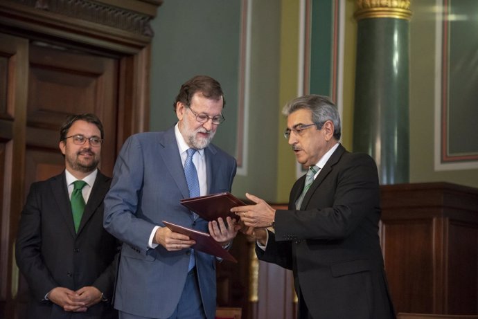 Mariano Rajoy y Román Rodríguez firman en Canarias el acuerdo para los PGE 2018
