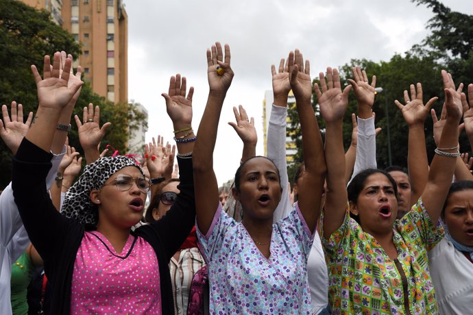Enfermeras en Venezuela protestando por el aumento salarial
