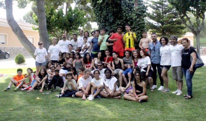 : Foto De Familia Con Los Niños Del Campamento, La Presidenta De La S.E.N.