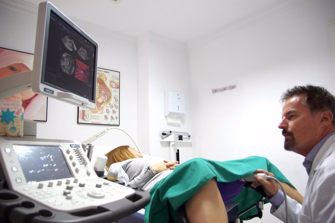 Médico utilizando la técnica de la foliculoscopia virtual 