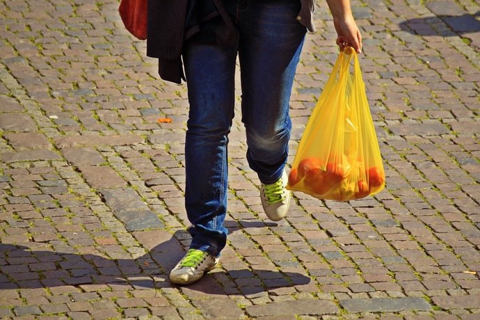 Los comercios deberán informar sobre el precio de las bolsas de plástico