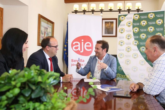 Rafael Vivas, presidente de AJE Sevilla, y Antonio Conde, alcalde de Mairena