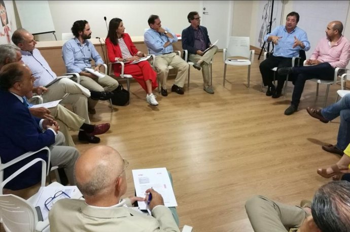 Fernández Vara se reúne con los colegios profesionales