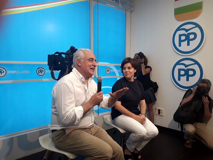 La precandidata del PP Soraya Sáenz de Santamaria con el presidente Ceniceros