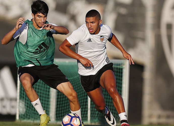 Bakkali y Soler en el entrenamiento del Valencia