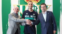 Sergio Canales firma con el Real Betis hasta 2022