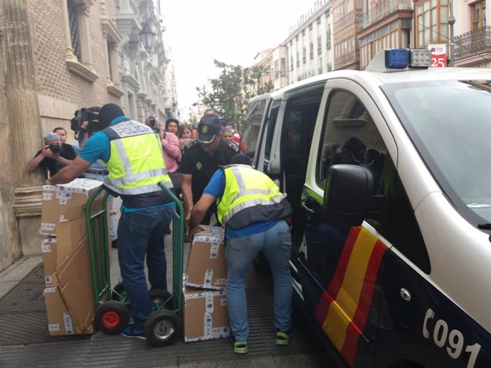 Miembros de la UDEF Se llevan cajas de un registro en CyL 'Enredadera'  3-7-2018