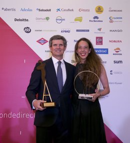 Francisco Riberas (Gestamp) y Carlota Pi (Holaluz) reciben los Premios AED 