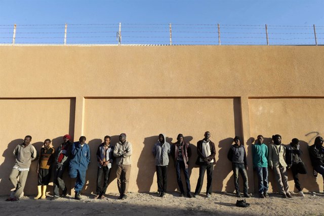 Migrantes en un centro de detención en Libia
