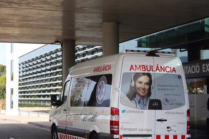 Una ambulancia en Son Espases