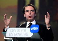 De Grandes dice que le produce "tristeza" que Aznar trate al partido "con desdén"