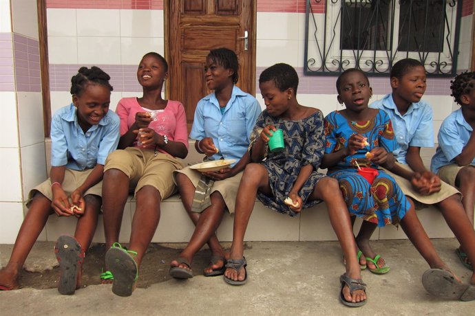Niñas de Cotonou, Benín, África en el recreo, en una escuela de los salesianos