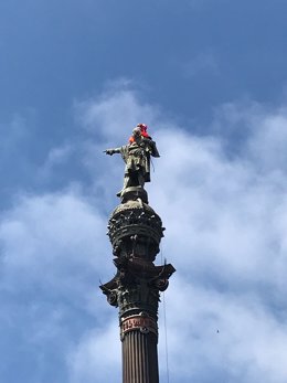 La ONG Open Arms viste la estatua de Colón con una armilla salvavidas