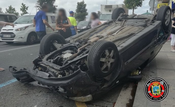 Coche volcado en Maqués de la Hermida