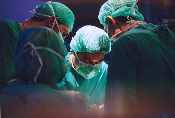 Cirujanos en una operación