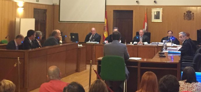El alcalde, Oscar Puente, declara en presencia de los tres acusados
