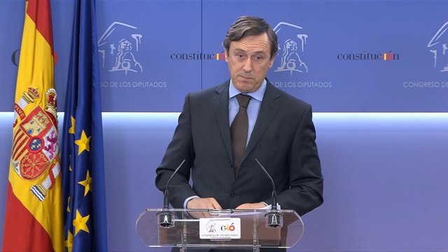 Rafael Hernando en rueda de prensa en el Congreso de los Diputados