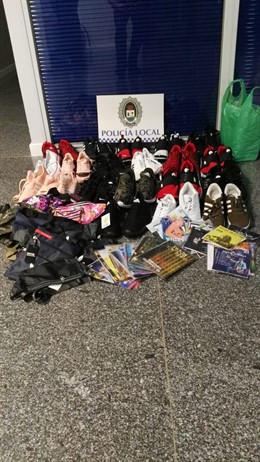 La Policía de Punta Umbría se incauta de prendas falsificadas.