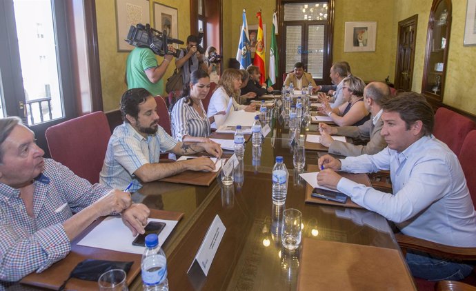 Junta y Ayuntamiento de Huelva abordan los avances para declarar los cabezos.