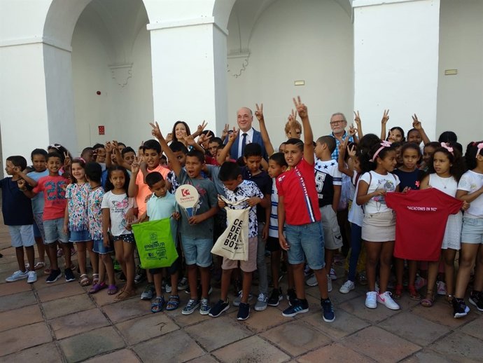 Antonio Ruiz (centro) recibe a los 145 niños saharauis