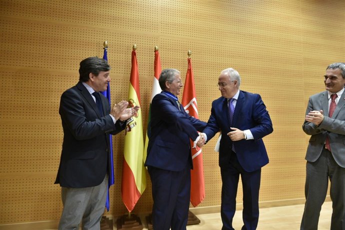 Entrega encomienda a López de Silanes