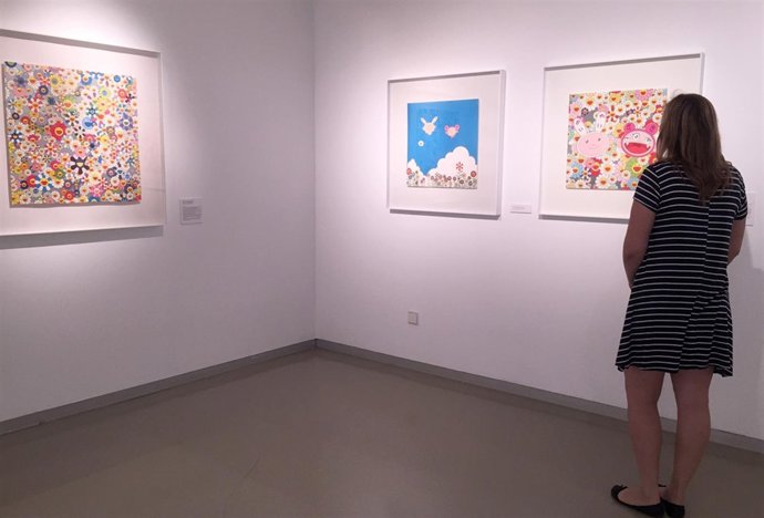 Una mujer observa algunas de las obras expuestas en el Museo de Arte Moderno