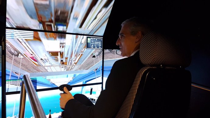 El conselleiro Francisco Conde, prueba un simulador del Puerto de Vigo
