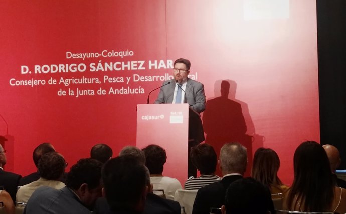 El consejero de Agricultura, Rodrigo Sánchez Haro