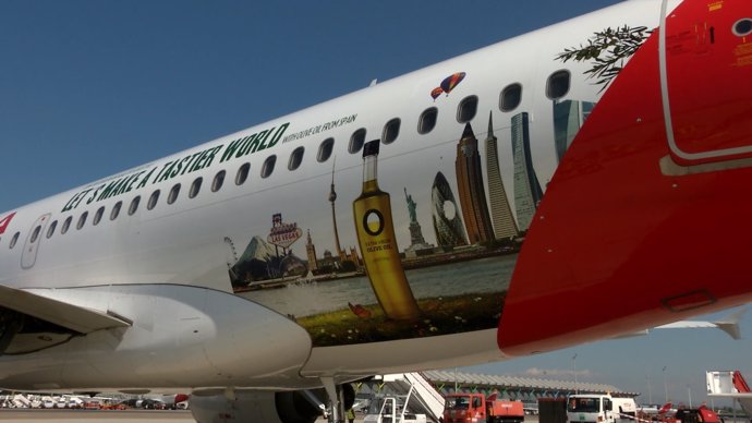 Avión de Iberia vinilado para la campaña 'Olive Oil World Tour'