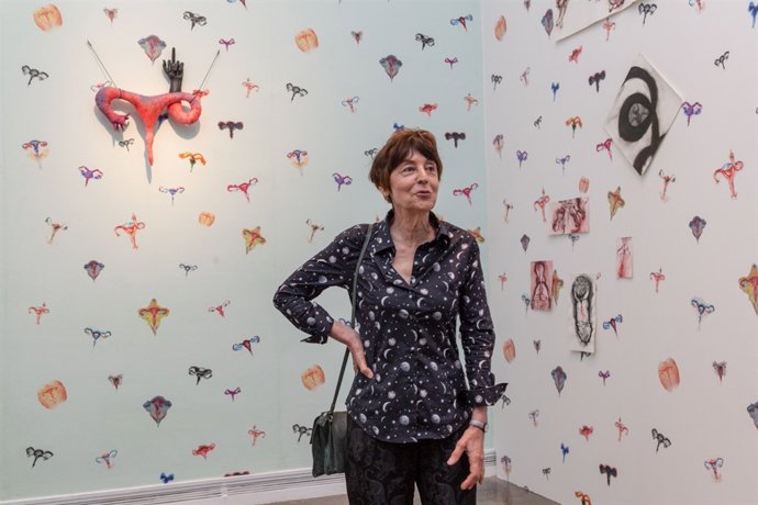 Annette Messager en su 'Habitación de los úteros' instalada en el IVAM