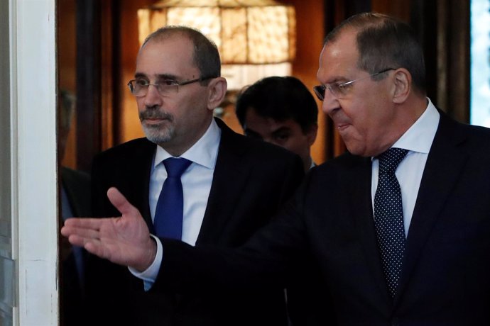 Los ministros de Exteriores de Jordania, Ayman Safadi, y Rusia, Sergei Lavrov
