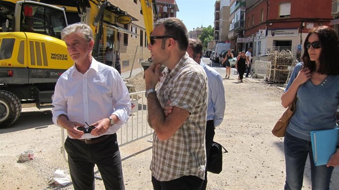 El alcalde visita la renovación de la calle Antonio Leyva, en el barrio Oliver